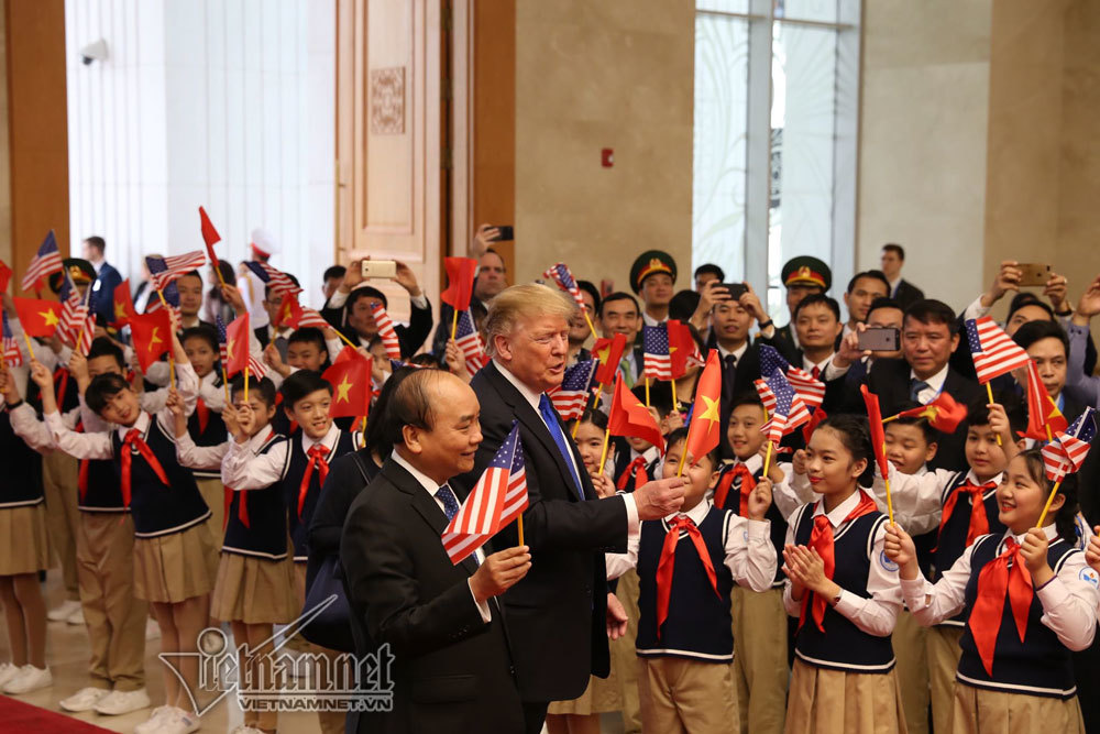 Thứ trưởng Ngoại giao nói về hình ảnh Tổng thống Trump cầm cờ Việt