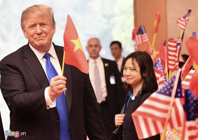 Hành động bất ngờ của TT Trump khi gặp Thủ tướng