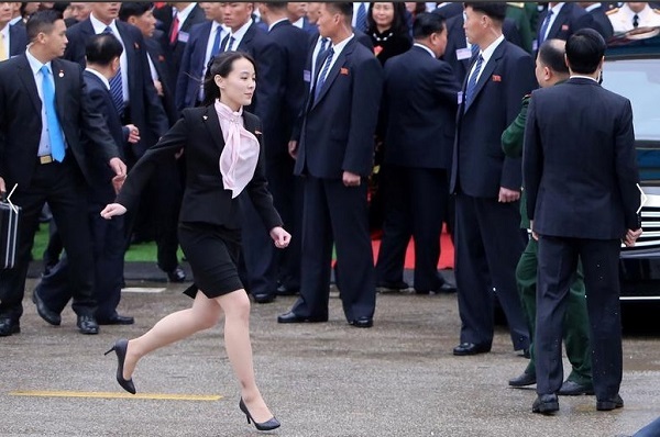 Hình ảnh em gái ông Kim Jong Un tất bật lo cho anh trai