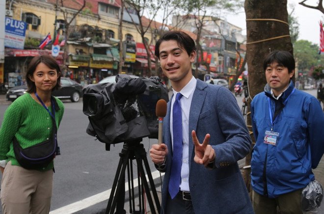 5 phóng viên quốc tế bỗng dưng nổi tiếng sau khi đến Hà Nội tác nghiệp