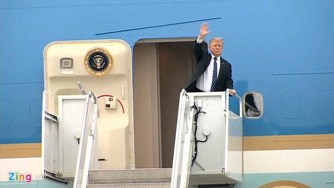 Tổng thống Trump lên Air Force One rời Nội Bài