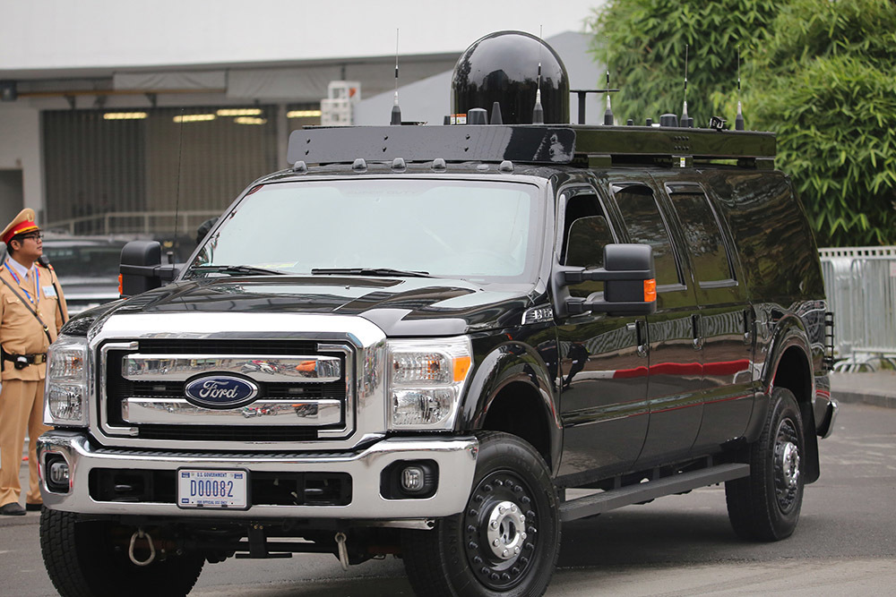 Quả cầu đen bí ẩn trên nóc xe hộ tống Tổng thống Trump