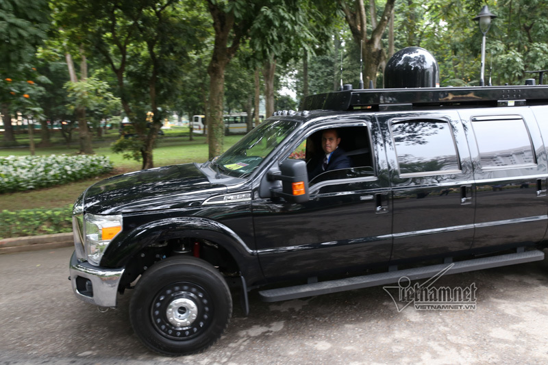 Quả cầu đen bí ẩn trên nóc xe hộ tống Tổng thống Trump