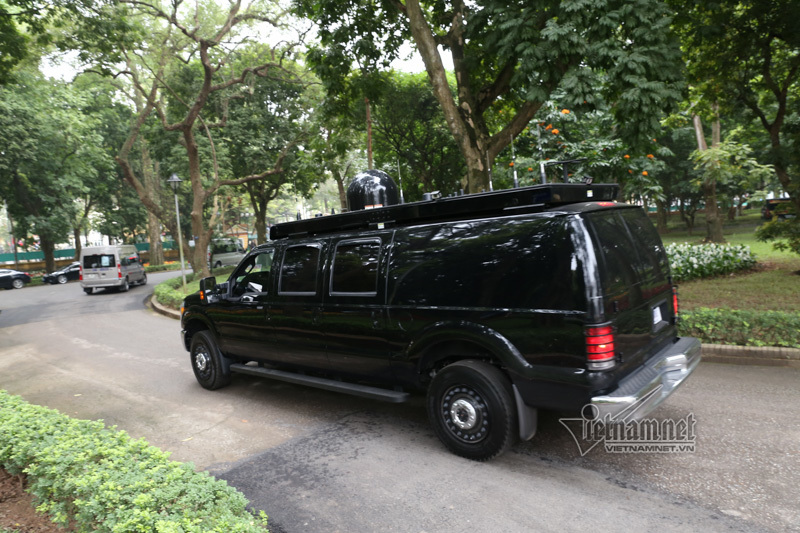 Quả cầu đen bí ẩn trên nóc xe hộ tống Tổng thống Trump