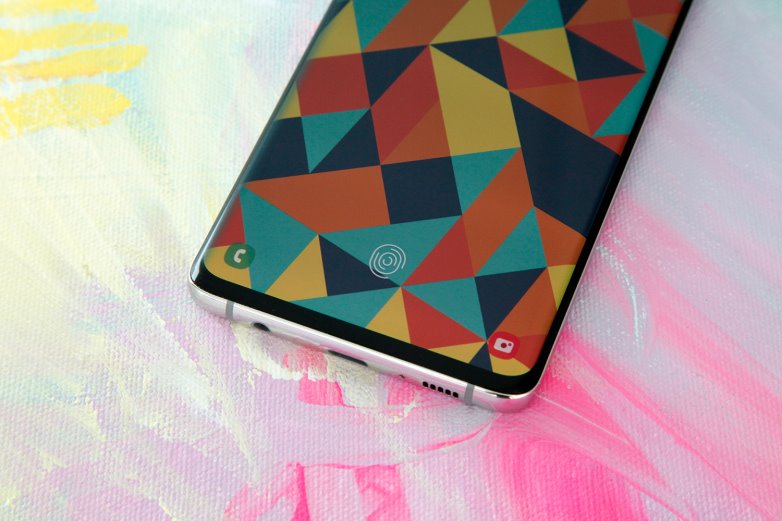 Tất cả điện thoại Galaxy S10 bán ra sẽ có sẵn miếng dán bảo vệ màn hình