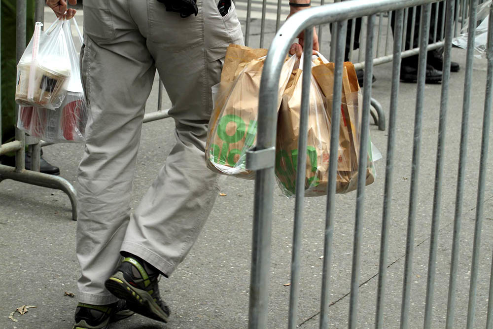 Bữa trưa chớp nhoáng của mật vụ Mỹ bên cổng khách sạn Metropole