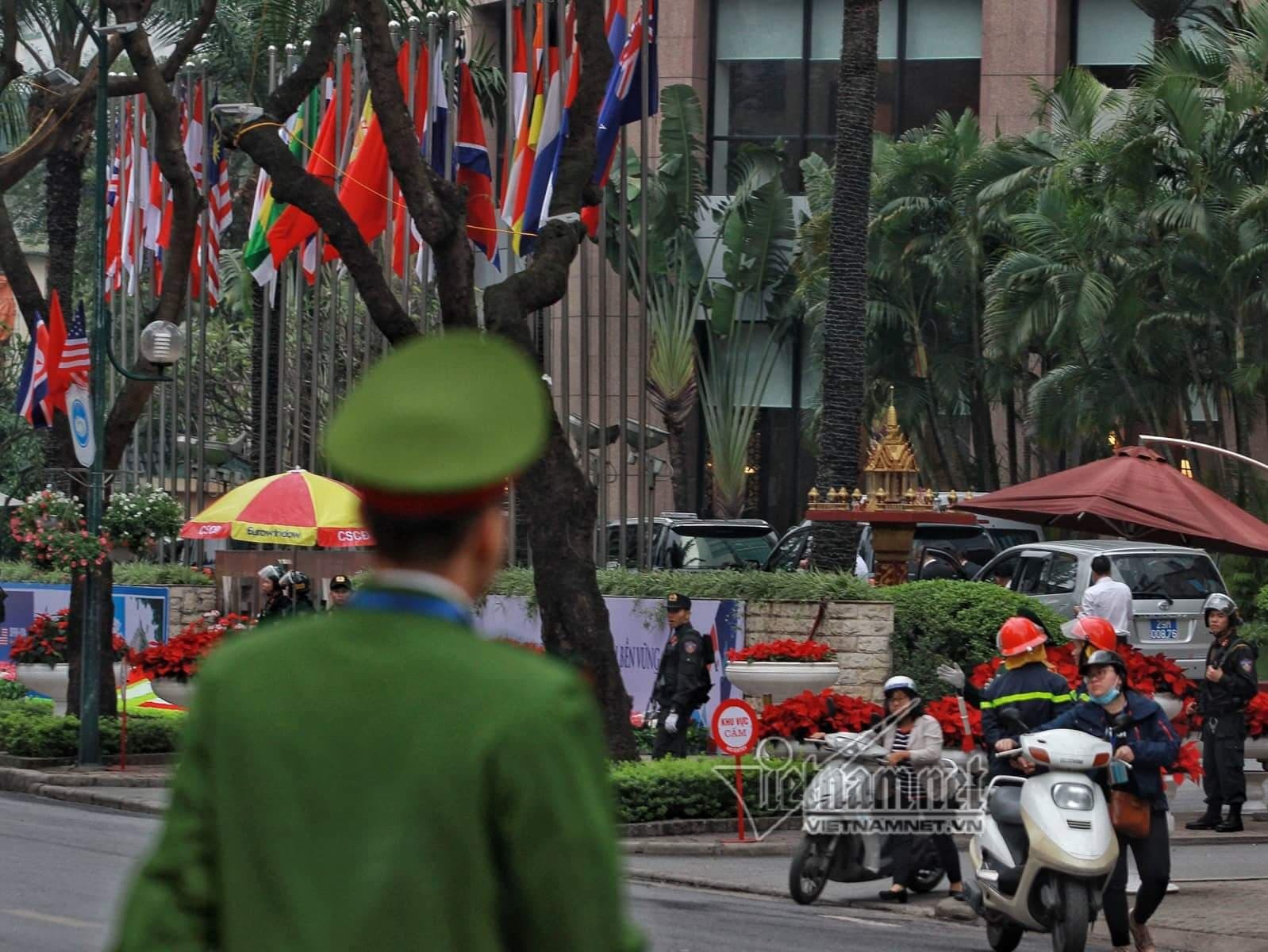 Vệ sĩ chon von trên nóc khách sạn Melia bảo vệ ông Kim Jong-un