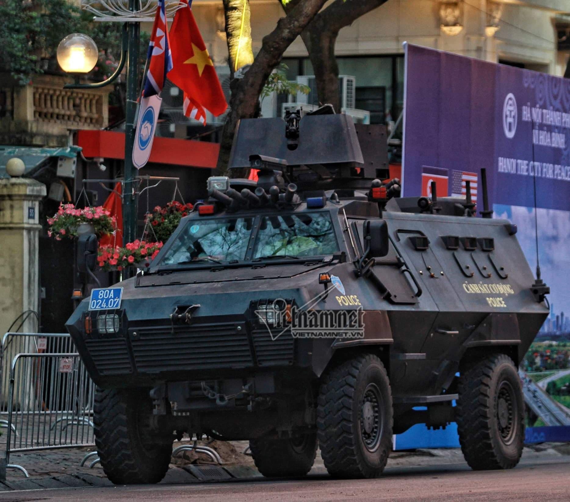 Vệ sĩ chon von trên nóc khách sạn Melia bảo vệ ông Kim Jong-un