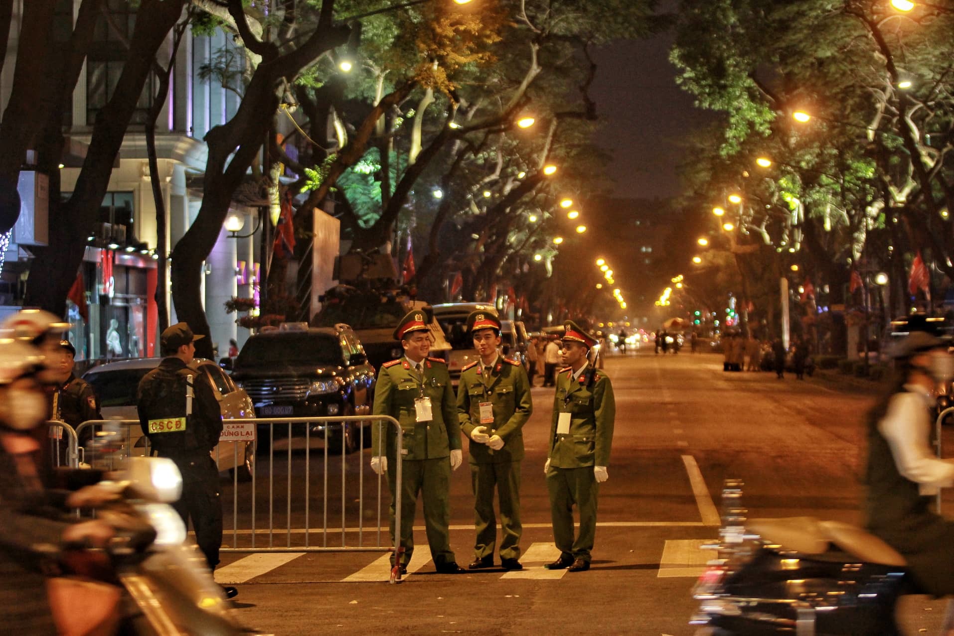 Vệ sĩ chon von trên nóc khách sạn Melia bảo vệ ông Kim Jong-un