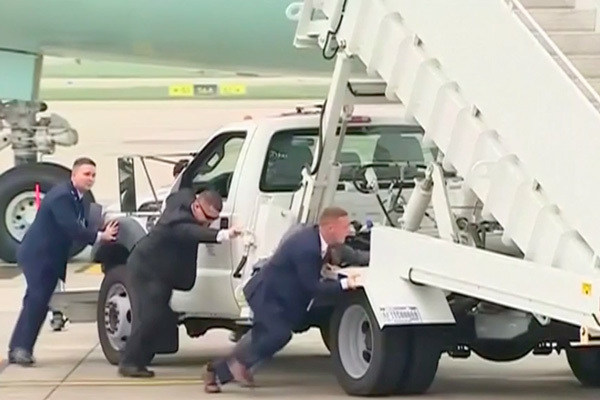 Vì sao đặc vụ Mỹ tự đẩy xe thang khỏi máy bay của ông Trump?