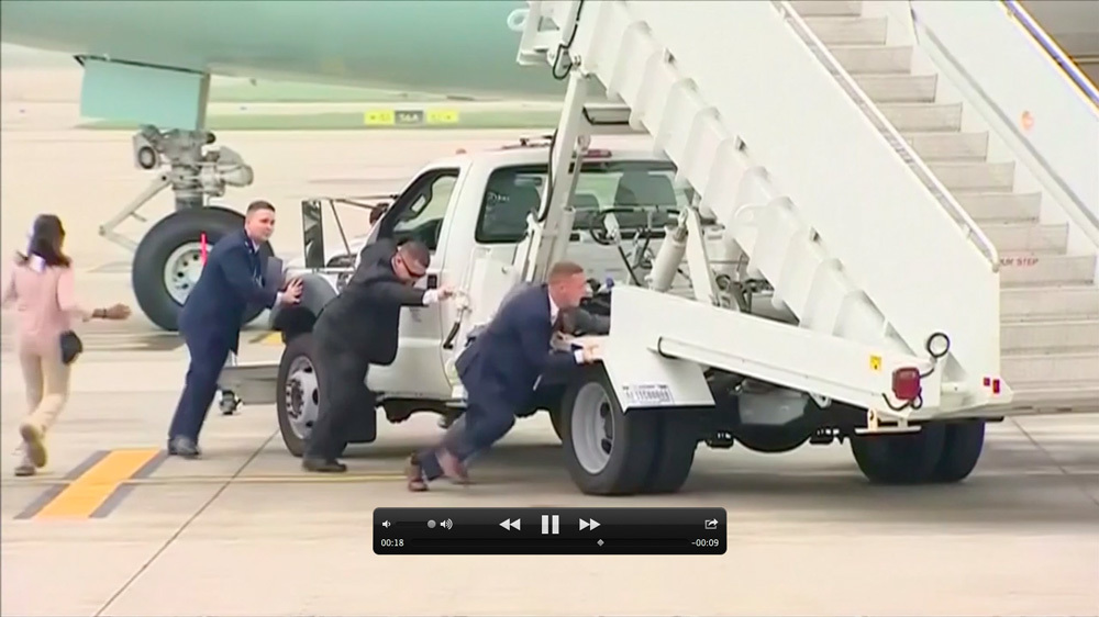 Vì sao đặc vụ Mỹ tự đẩy xe thang khỏi máy bay của ông Trump?