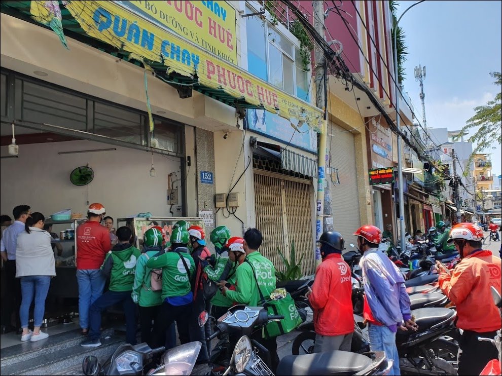 Ngày đầu tháng Âm lịch, tài xế công nghệ xếp hàng dài ở tiệm ăn chay