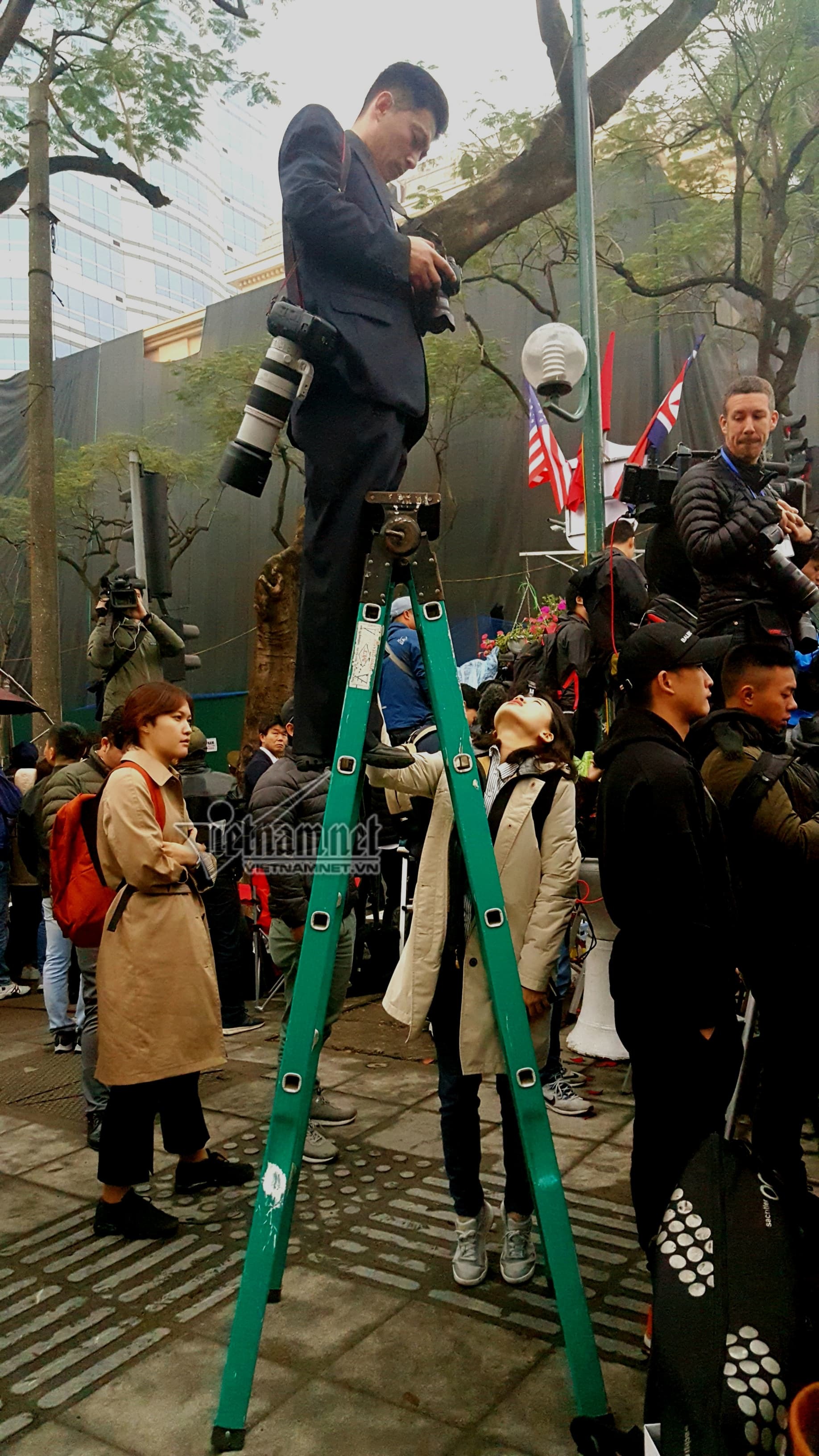 Hành động lay động trái tim của nữ phóng viên Hàn Quốc