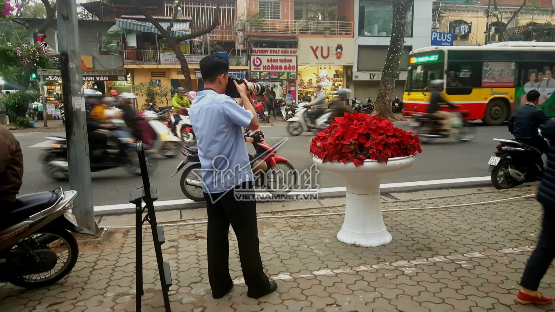 Hành động lay động trái tim của nữ phóng viên Hàn Quốc