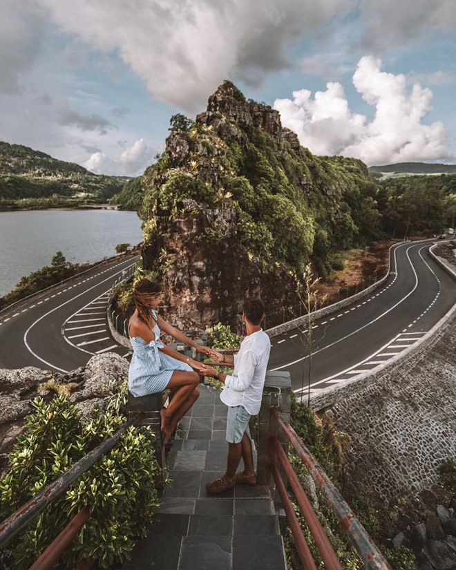 Doi tre bi chi trich vi du nguoi ra khoi tau de chup anh 'cau like' hinh anh 2