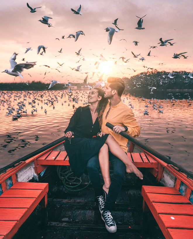 Doi tre bi chi trich vi du nguoi ra khoi tau de chup anh 'cau like' hinh anh 3