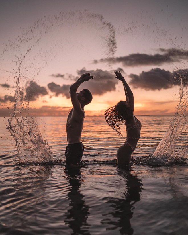 Doi tre bi chi trich vi du nguoi ra khoi tau de chup anh 'cau like' hinh anh 5