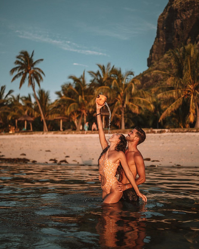 Doi tre bi chi trich vi du nguoi ra khoi tau de chup anh 'cau like' hinh anh 6