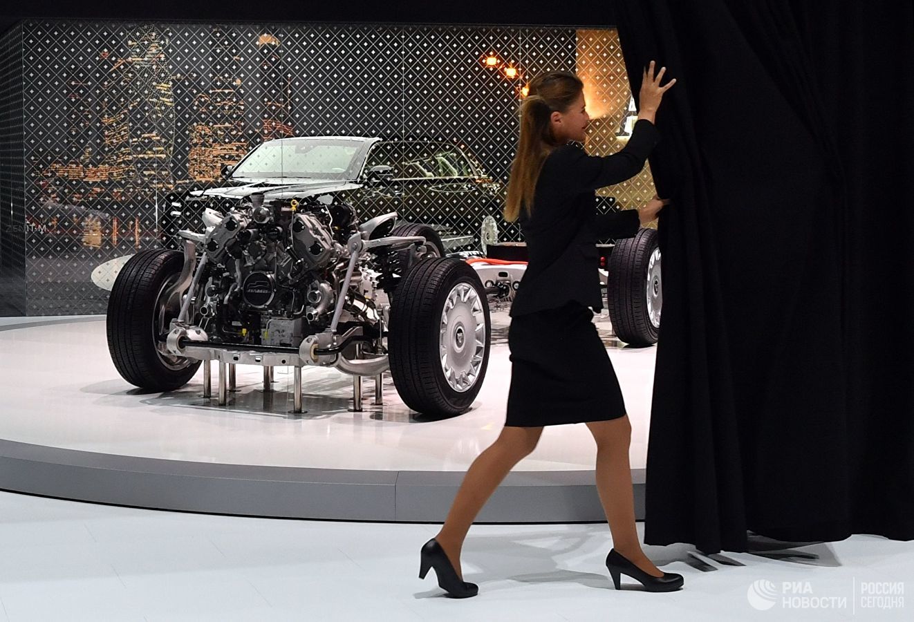 Siêu xe Aurus của Tổng thống Nga Putin tung bản thương mại