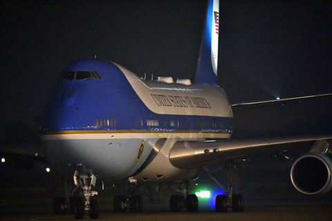 15 phút căng thẳng khi đón Air Force One của Tổng thống Mỹ