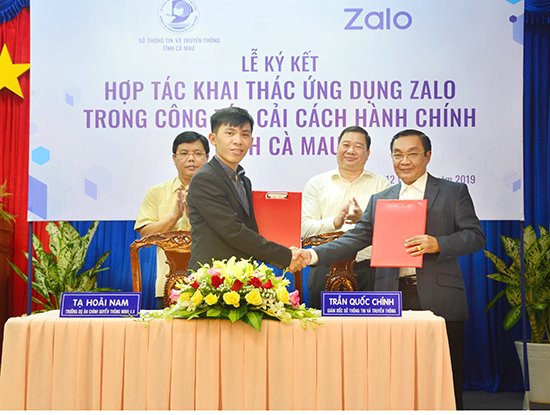 Người dân Cà Mau nộp hồ sơ các dịch vụ công qua Zalo, sau đó mang hồ sơ gốc đối chiếu nhận kết quả