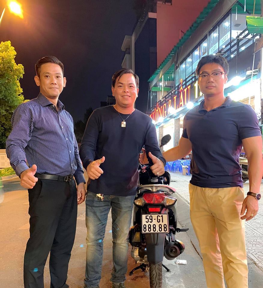 Phúc XO bán xe Vision biển “ngũ quý 8” giá 200 triệu làm từ thiện