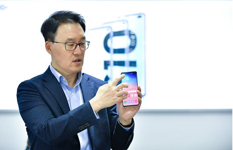 Cau chuyen dang sau man hinh smartphone dep nhat 2019 hinh anh 3