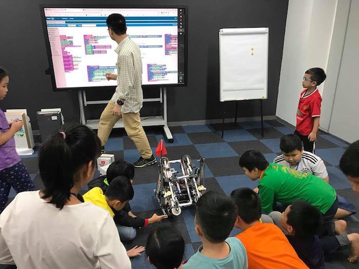 Học sinh FPT truyền cảm hứng Robotics cho trẻ em Hà Nội | Học sinh FPT sẽ xây dựng một Cộng đồng đam mê khoa học công nghệ