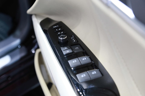 Chi tiet Toyota Camry 2019 sap ra mat tai VN hinh anh 9