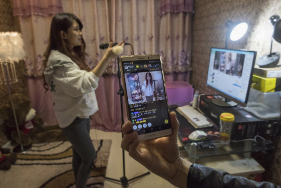 Góc tối của những streamer Trung Quốc kiếm 100.000 USD/tháng: ‘Chôn vùi’ thanh xuân ở studio, mệt mỏi chán nản nhưng lúc nào cũng đeo mặt nạ vui vẻ trước camera - Ảnh 4.