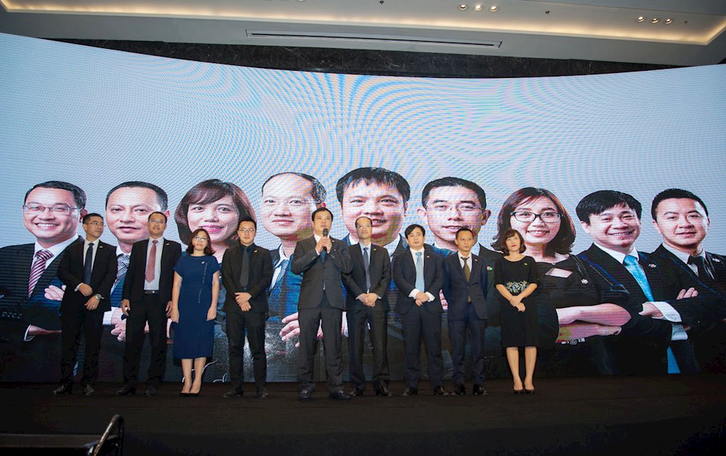 FPT chính thức ra mắt dàn lãnh đạo thế hệ 7x | Ông Nguyễn Văn Khoa thay ông Bùi Quang Ngọc làm Tổng giám đốc FPT từ hôm nay | FPT chính thức ra mắt dàn lãnh đạo trẻ, dẫn dắt là tân CEO Nguyễn Văn Khoa