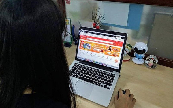 Người kinh doanh bức xúc việc thu phí, Shopee nói gì?