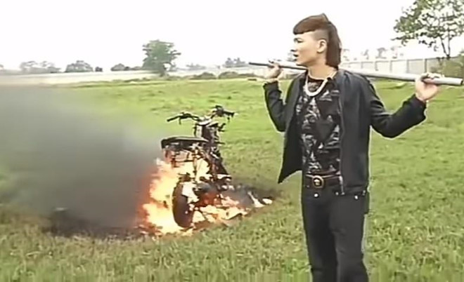 Cong an xac minh clip Kha Banh dot xe may doi xe dien hinh anh 1