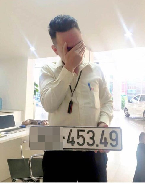 Bốc biển xe mới, méo mặt dính phải biển 'đại hạn'