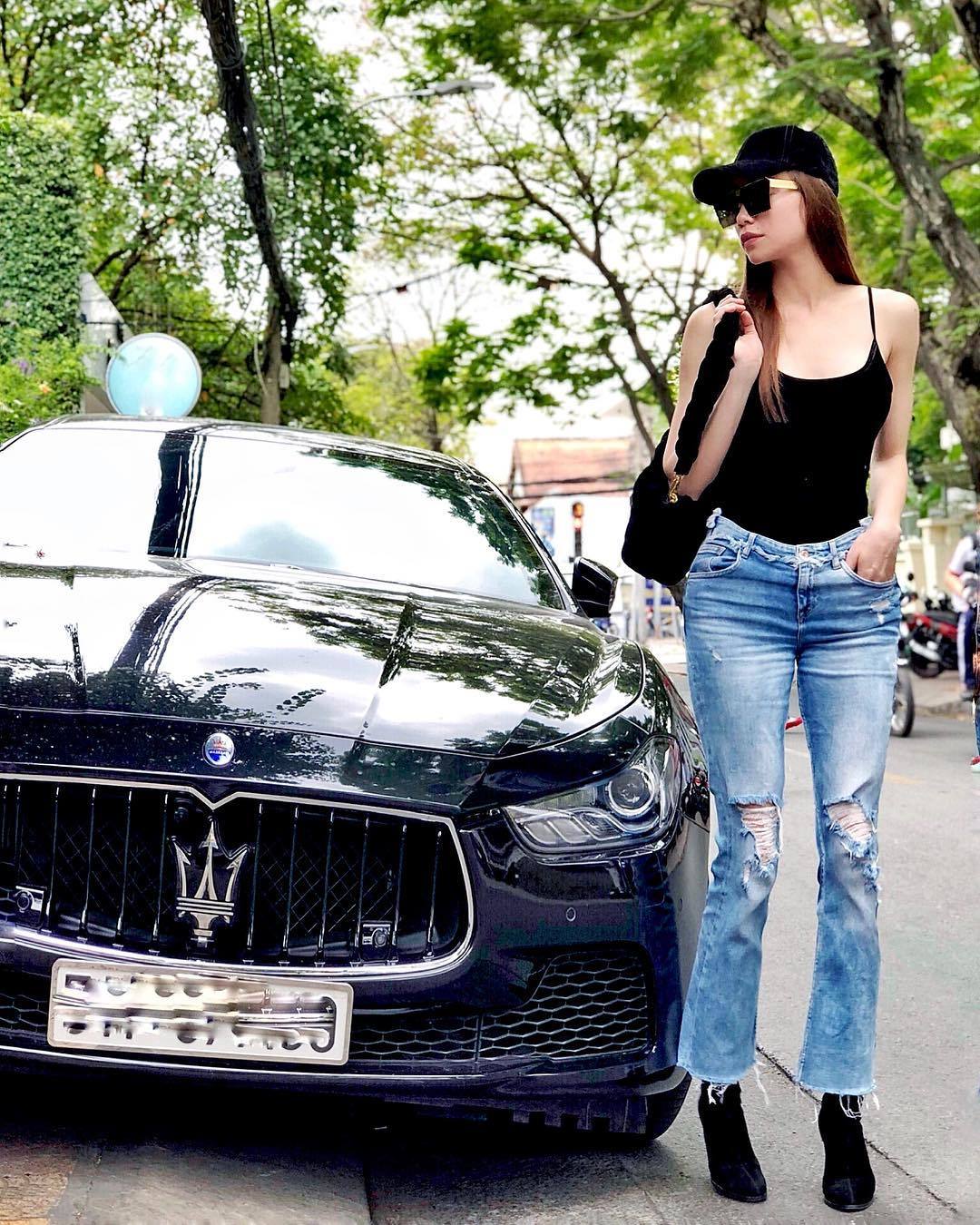 Chán ca hát, Hồ Ngọc Hà lái xe sang Rolls-Royce chạy Uber?