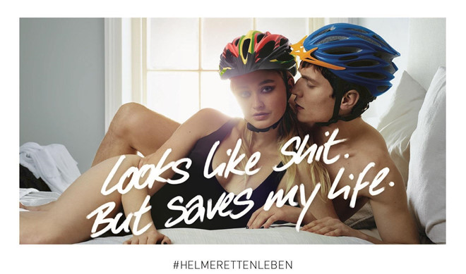 Anh co dong doi mu bao hiem gay tranh cai vi qua sexy hinh anh 2