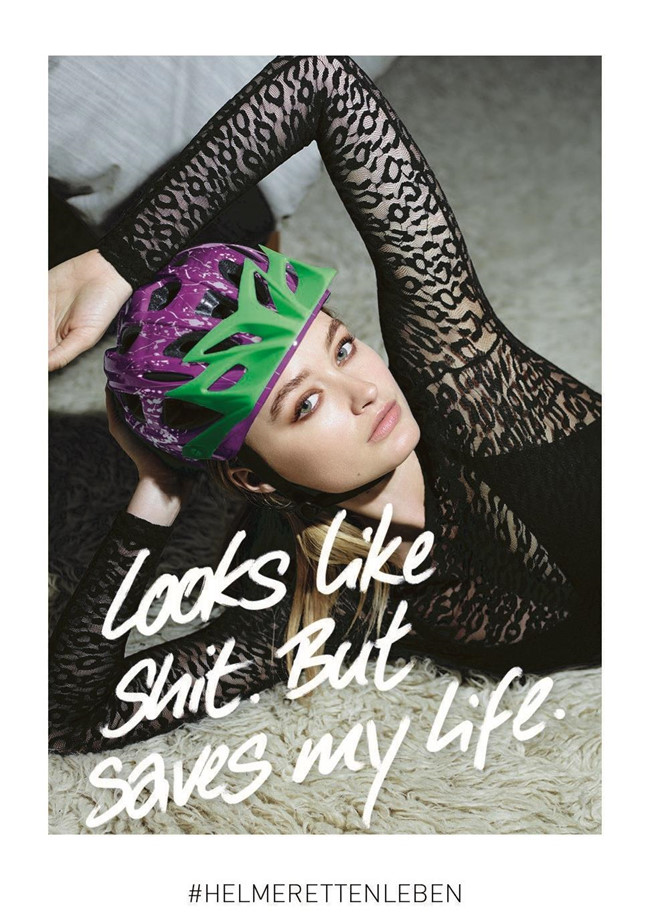 Anh co dong doi mu bao hiem gay tranh cai vi qua sexy hinh anh 5