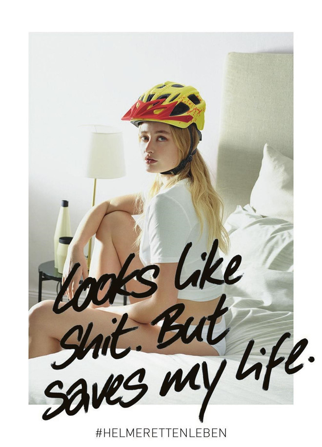 Anh co dong doi mu bao hiem gay tranh cai vi qua sexy hinh anh 3