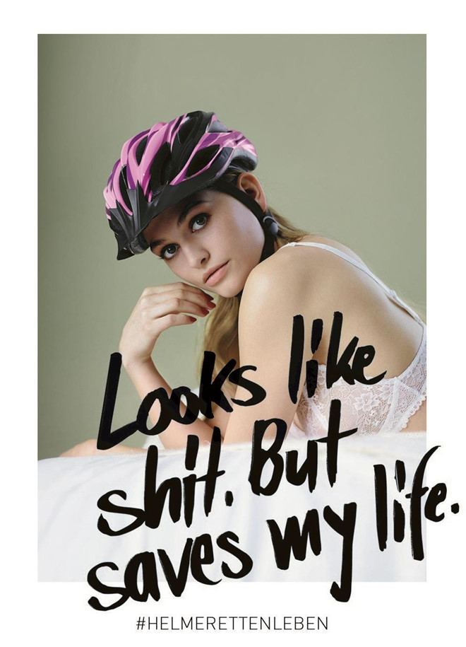 Anh co dong doi mu bao hiem gay tranh cai vi qua sexy hinh anh 6