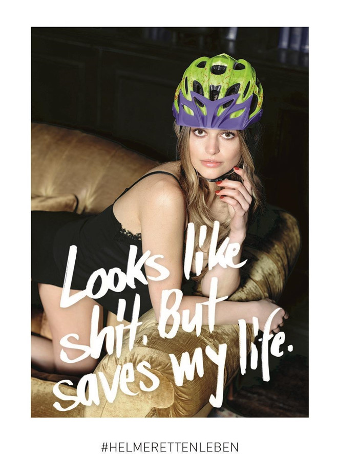 Anh co dong doi mu bao hiem gay tranh cai vi qua sexy hinh anh 4