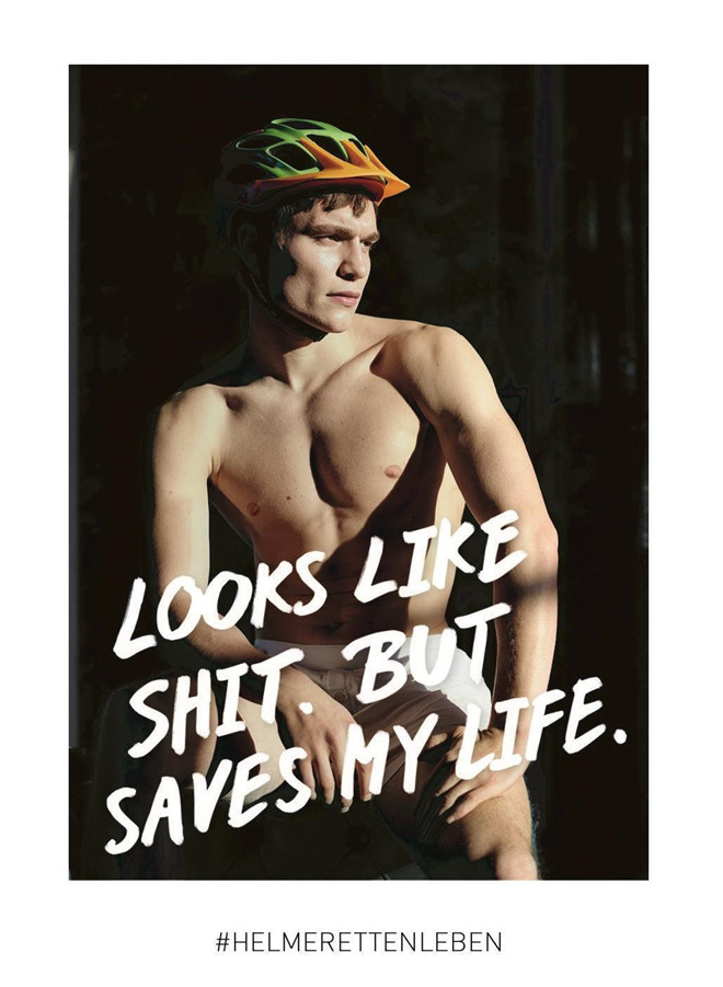 Anh co dong doi mu bao hiem gay tranh cai vi qua sexy hinh anh 7