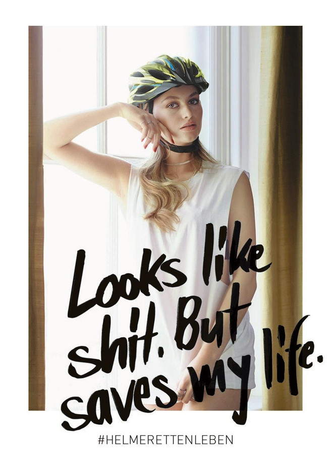 Anh co dong doi mu bao hiem gay tranh cai vi qua sexy hinh anh 8