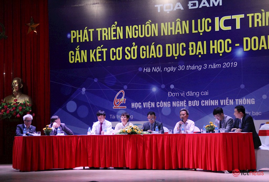 Phó Tổng giám đốc Viettel nói về cách làm khác biệt trong gắn kết với cơ sở đào tạo ICT | Mỗi năm Viettel có nhu cầu tuyển dụng 500 sinh viên trong lĩnh vực ICT | Thu nhập sinh viên CNTT mới ra trường vào làm tại Viettel là 1.000 USD/tháng