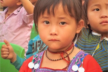Thủ Đô Multimedia và ICTnews tặng quần áo, dép mới cho học sinh mầm non xã Sính Phình, huyện Tủa Chùa, Điện Biên