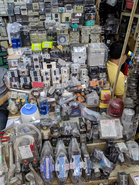 Khach Tay ngac nhien voi cho dien tu 'gi cung co' o Sai Gon hinh anh 10