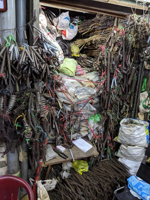 Khach Tay ngac nhien voi cho dien tu 'gi cung co' o Sai Gon hinh anh 11