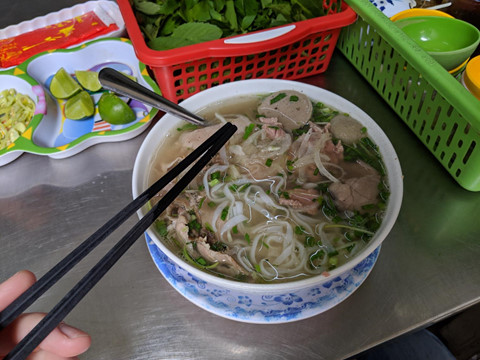 Khach Tay ngac nhien voi cho dien tu 'gi cung co' o Sai Gon hinh anh 14