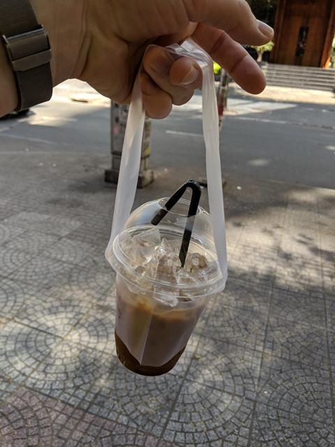 Khach Tay ngac nhien voi cho dien tu 'gi cung co' o Sai Gon hinh anh 13