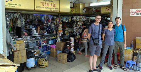 Khach Tay ngac nhien voi cho dien tu 'gi cung co' o Sai Gon hinh anh 1