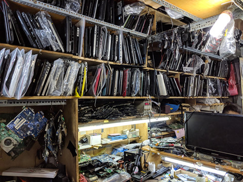 Khach Tay ngac nhien voi cho dien tu 'gi cung co' o Sai Gon hinh anh 3